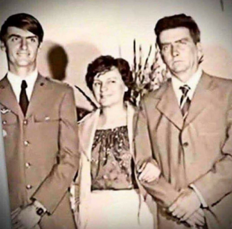 Presidente Bolsonaro comemora Dia das Mães com foto nas redes sociais