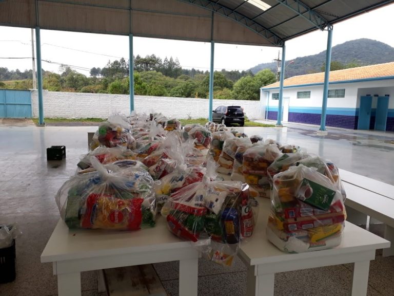 Secretaria da Educação de Porto União entrega kits de alimentação