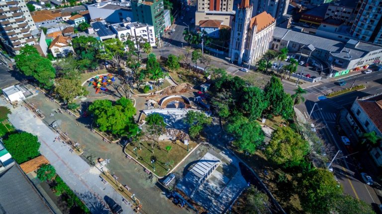 Prefeito Santin Roveda visitou as obras de revitalização da Praça Coronel Amazonas