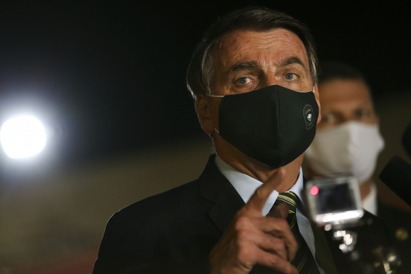 Bolsonaro deve falar neste sábado (16) na TV para defender o fim do isolamento social