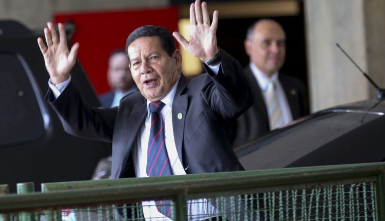 Vice-presidente Hamilton Mourão testa negativo para covid-19, mas aguarda contraprova