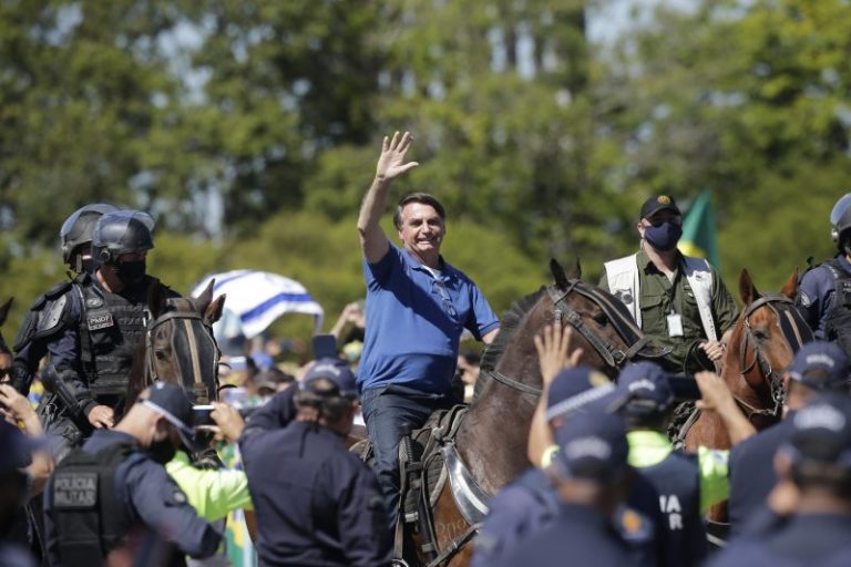 Montado num cavalo, presidente Bolsonaro participa de manifestação em Brasília