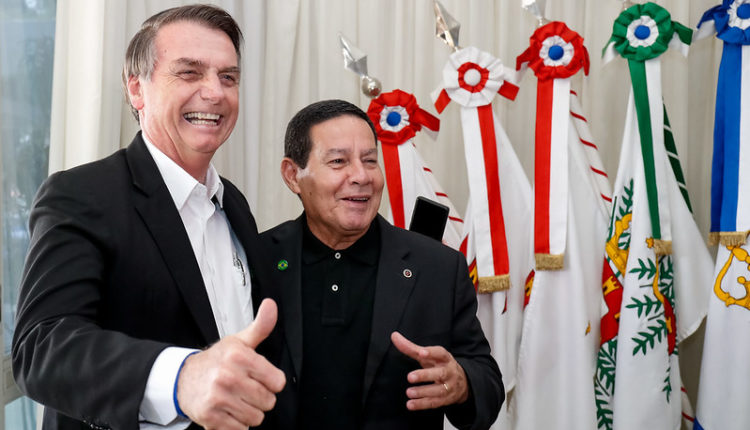 Presidente Bolsonaro e vice Mourão dizem que Forças Armadas não cumprem ‘ordens de tomada de poder’