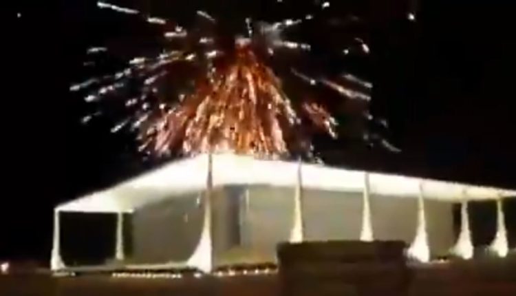 Manifestantes pró-Bolsonaro jogam fogos de artifício contra o prédio do Supremo Tribunal Federal