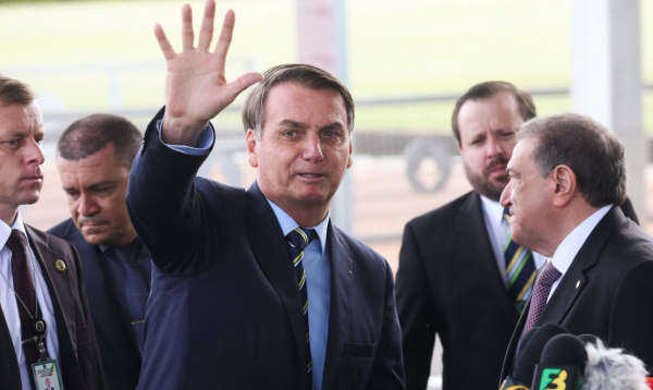 Presidente Bolsonaro minimiza mortes por Covid e manda apoiadora se retirar