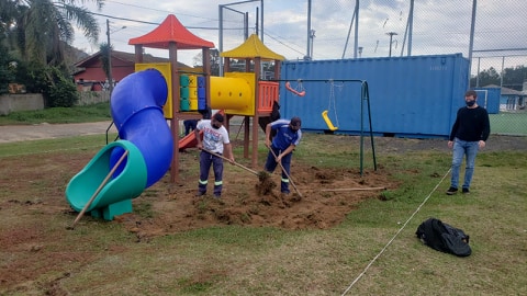 Crianças do bairro São Sebastião, um dos maiores do distritos de São Cristóvão, ganham playground