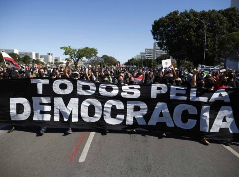 Como está a democracia no Brasil, segundo pesquisa DataPoder360