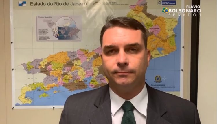 Senador Flávio Bolsonaro presta depoimento nesta segunda-feira (20) na Polícia Federal