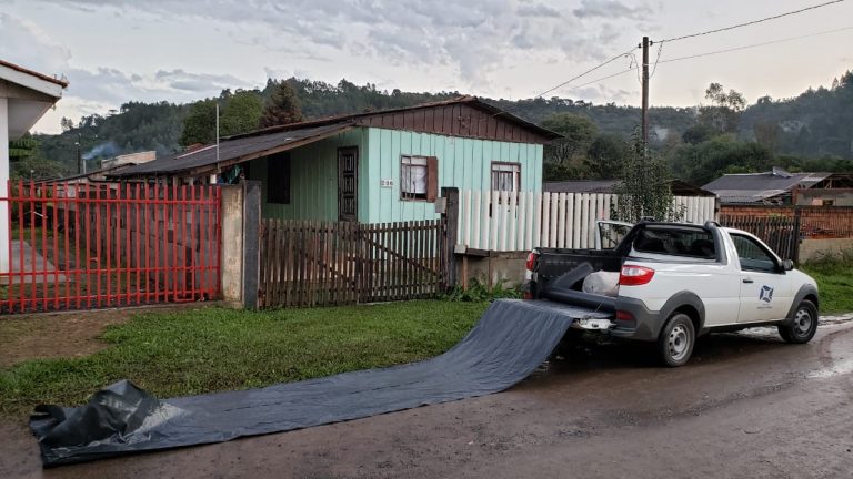 Defesa Civil de União da Vitória atende famílias atingidas pelo ‘ciclone bomba’