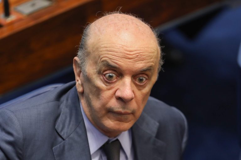 Justiça determina bloqueio de bens do senador José Serra e de sua filha Verônica