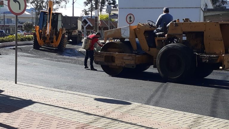 Prefeitura de União da Vitória pavimenta rua na divisa com Porto União