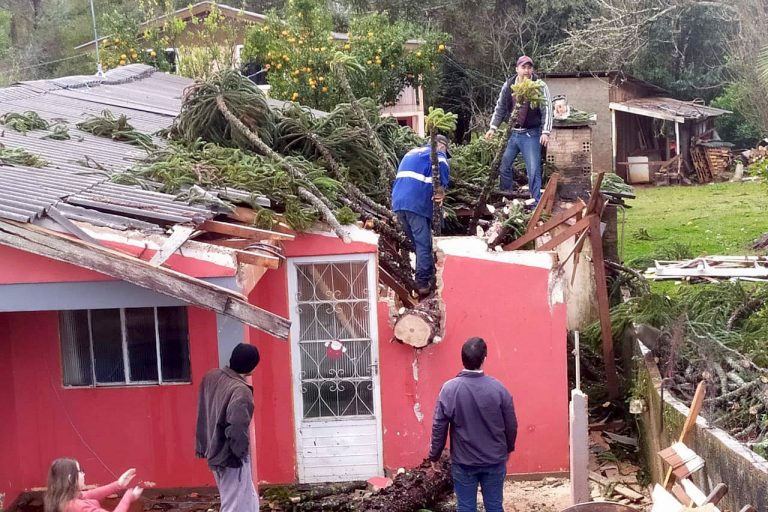 ‘Ciclone bomba’ foi mais fraca no Paraná, mesmo assim deixou 400 casas danificas e milhares sem energia, inclusive União da Vitória/Porto União