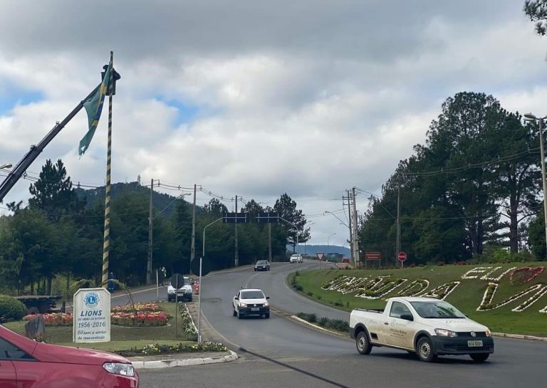 Prefeitura troca a Bandeira – símbolo maior da Pátria – no acesso à ponte ‘Domício Scaramella’