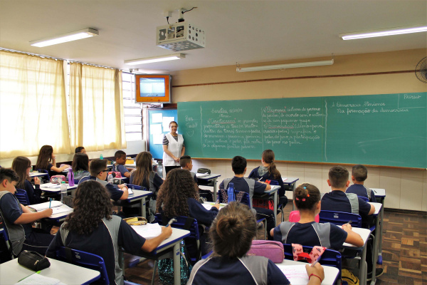 Maioria dos deputados do Paraná é contra o retorno à volta às aulas em setembro