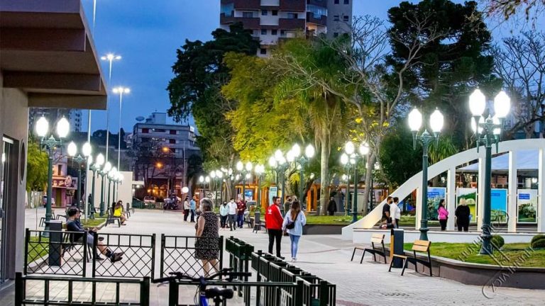 A beleza da Praça Coronel Amazonas à noite