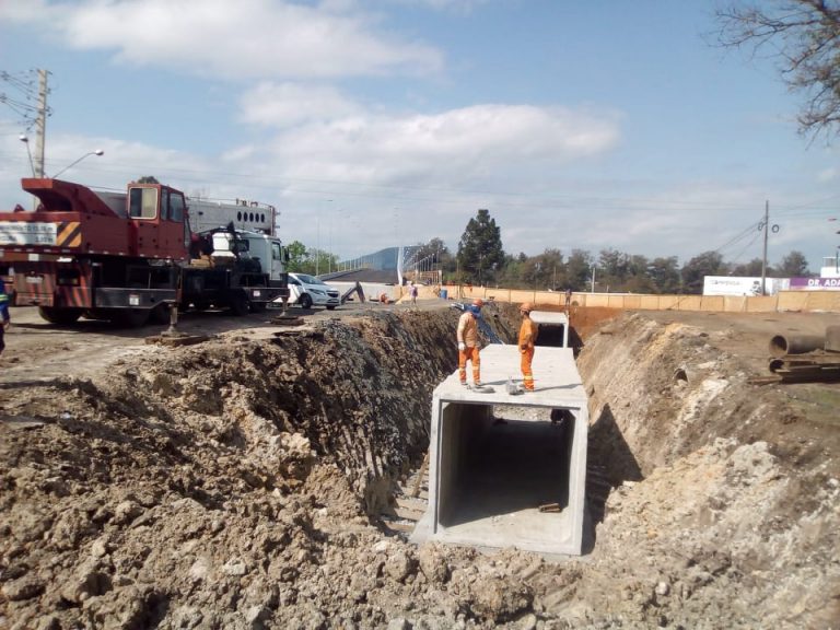 O túnel de acesso à ponte ‘Machado da Costa’ para ciclistas e pedestres…