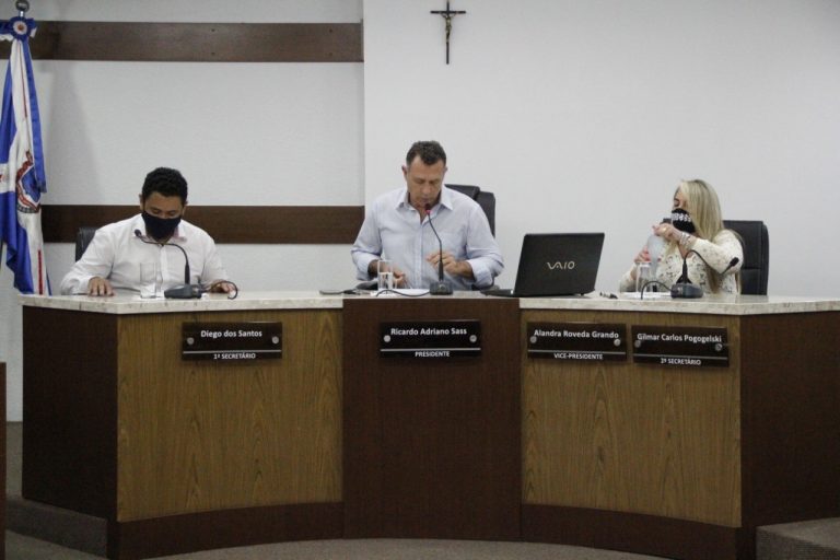 Câmara Municipal entrega veículo para a Prefeitura e mantém salários