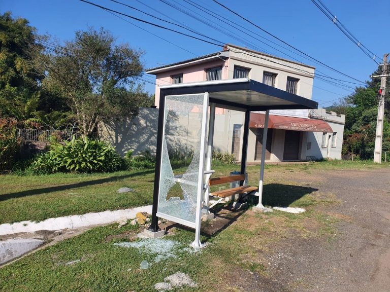 Novos pontos de ônibus sofrem atos de vandalismo em União da Vitória