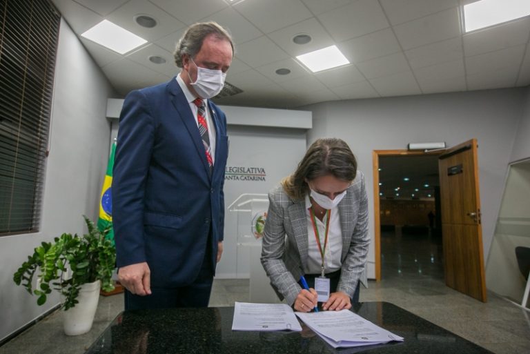 Deputado Kennedy Nunes entregou o relatório do impeachment do governador e da vice no Tribunal de Justiça