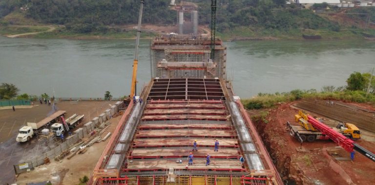 Em ritmo célere a construção da nova ponte que liga o Brasil ao Paraguai