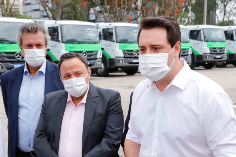 Governador Carlos Massa Ratinho Junior e deputado Hussein Bakri entregam caminhões-pipa para municípios do Centro-Sul do Paraná