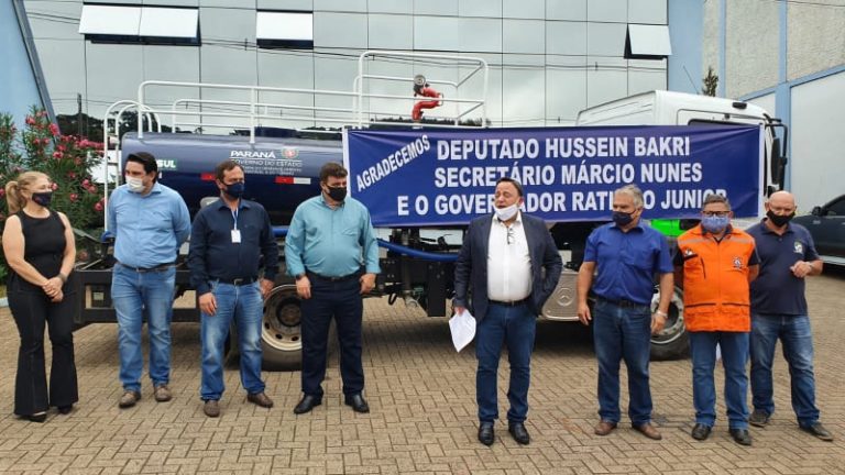 Deputado Hussein Bakri entrega caminhão-pipa para Cruz Machado