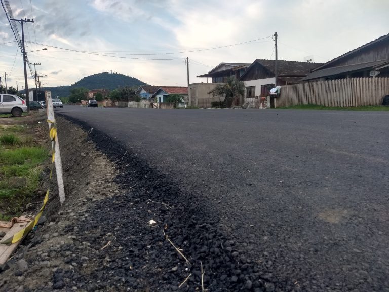 Rua Joaquim da Silva Xavier, no distrito de São Cristóvão, é asfaltada