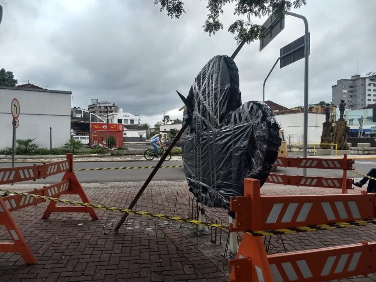 Monumento em homenagem ao artista – pintor dos pinheirais – Amadeu Bona