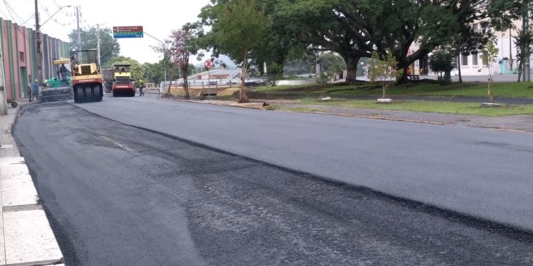 Rua Marechal Floriano Peixoto, que dará acesso à nova ponte, recebe nova camada asfáltica