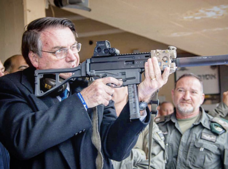 Abertura comercial para armas é mais um descalabro do governo Bolsonaro, avalia o jornalista José Paulo Kupfer