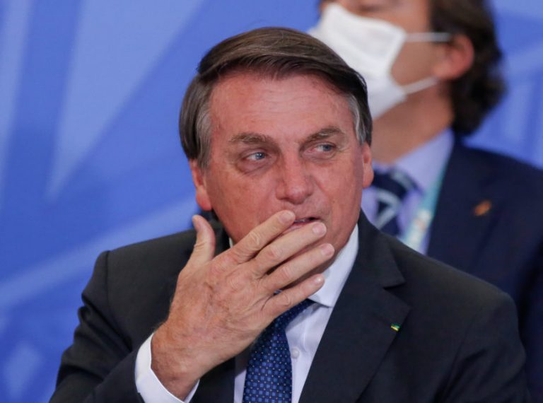 Bolsonaro garante vacina gratuita para toda população, mas não será obrigatória