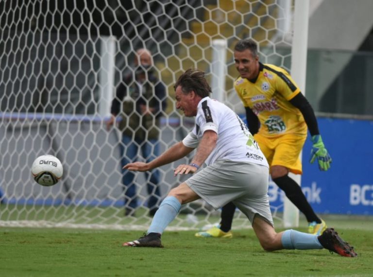 Presidente Bolsonaro faz gol com o pé esquerdo em jogo de futebol beneficente