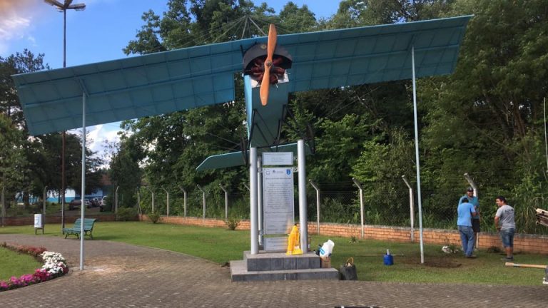 A réplica do avião do capitão Ricardo Kirk, Patrono da Aviação do Exército Brasileiro, recebe reforço na sua estrutura