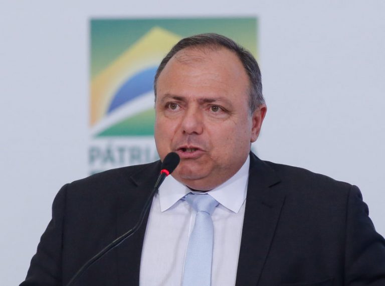 Ministro da Saúde Pazuello, ao contrário do presidente Bolsonaro, disse que vai tomar a vacina contra a covid-19