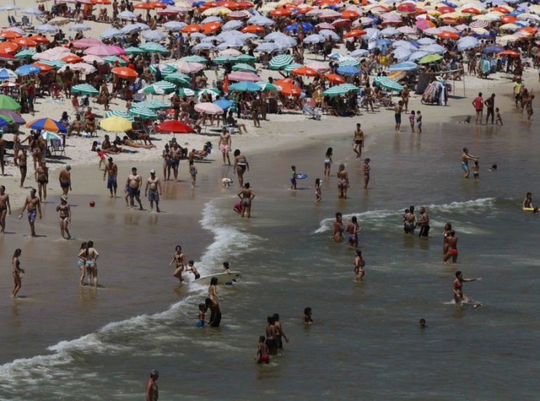 O País sem futuro vai à praia