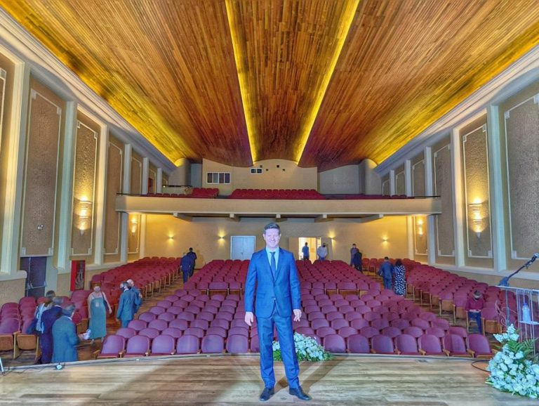 Com a posse do prefeito, vice e vereadores, foi inaugurada a revitalização do Cine Luz