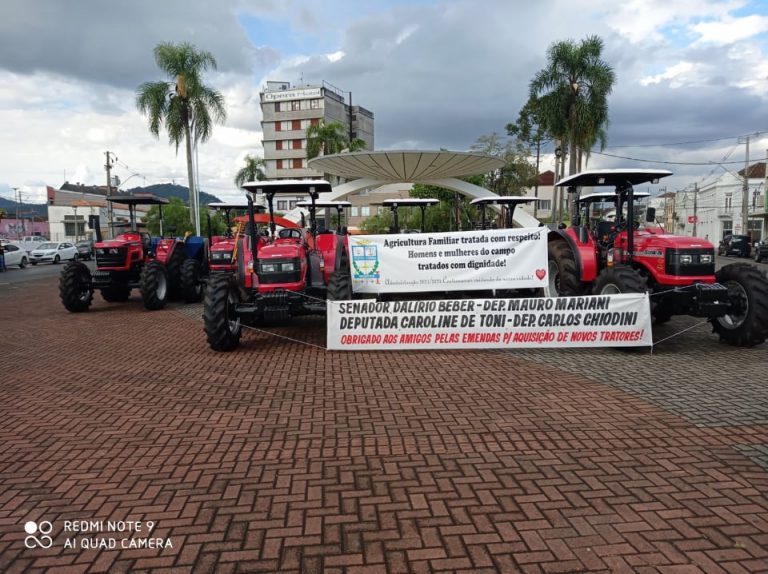 Entrega de implementos agrícolas é oficializada em Porto União