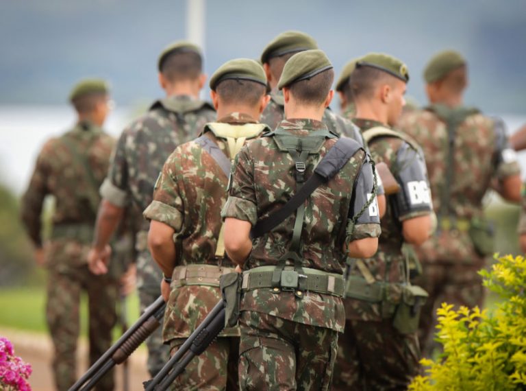 O que há de errado com os militares são os civis