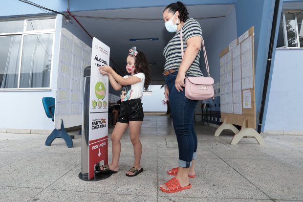 Escolas da rede estadual de Santa Catarina recebem IPIs para o retorno das atividades presenciais no dia 18