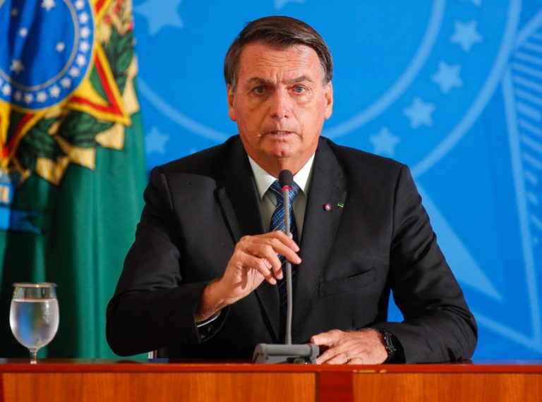 Presidente Bolsonaro zera impostos federais sobre gás de cozinha e estuda uma saída para o combustível