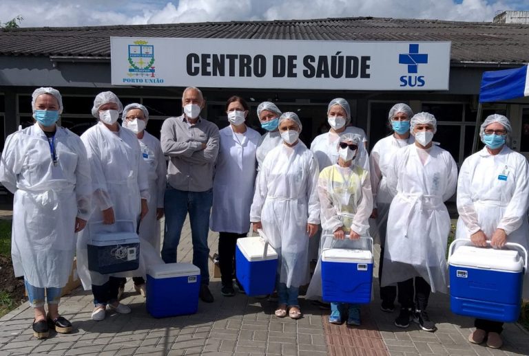 Profissionais já estão vacinando contra a Covid-19 os idosos de Porto União com mais de 90 anos