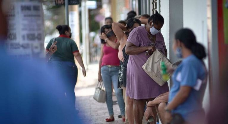 1.555 morreram pela Covid-19 neste sábado (6) no Brasil