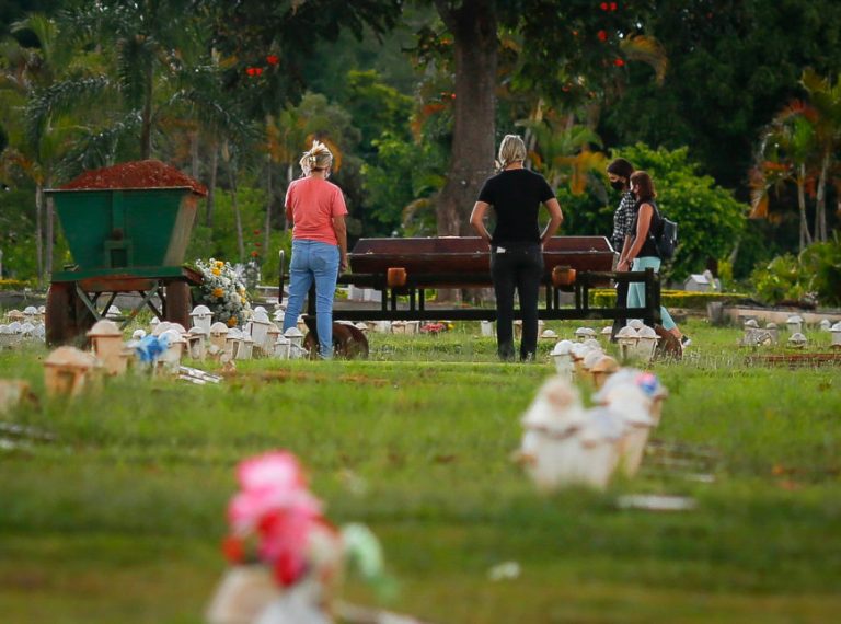 Uma morte a menos de dois minutos em decorrência da Covid-19 no Brasil