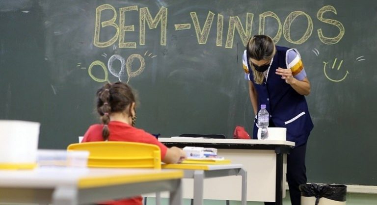 Governo inclui profissionais da educação em grupo para vacina