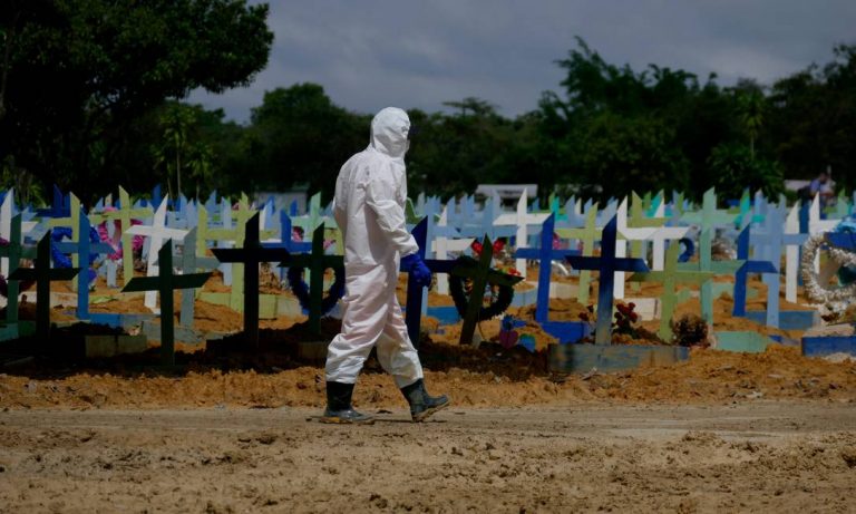 Na tragédia sanitária da Covid-19, Brasil registra 400 mil vidas perdidas