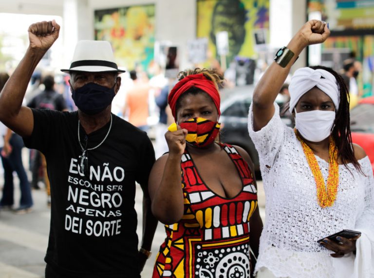 82% dos que se identificam como pretos reprovam o governo Bolsonaro