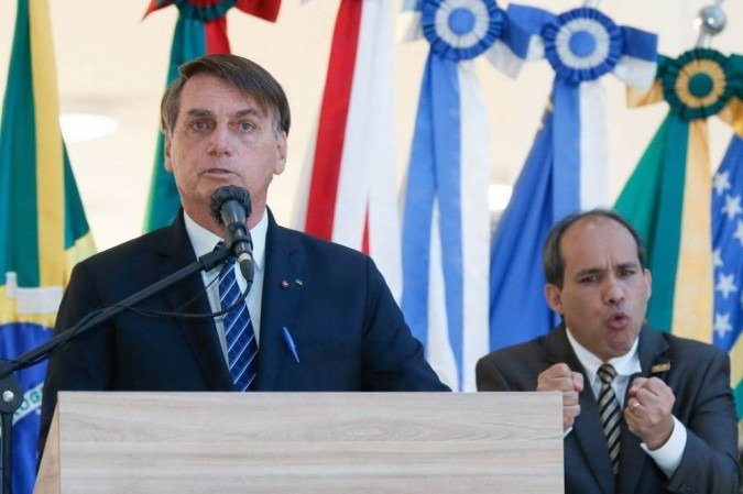 No Dia do Exército Brasileiro, Bolsonaro diz que “o Exército dá sustentação à Constituição”