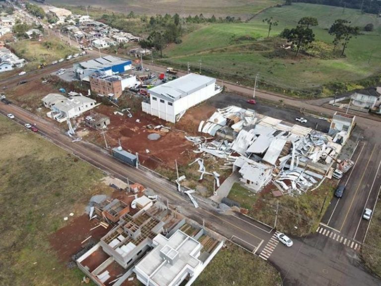 Tornado em Santa Catarina deixa 30 mil unidades ser emergia, com grandes prejuízos na região de Caçador