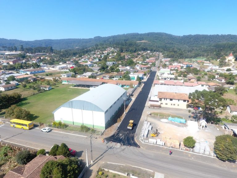 Rua do distrito da sede de Santa Cruz do Timbó é asfaltada