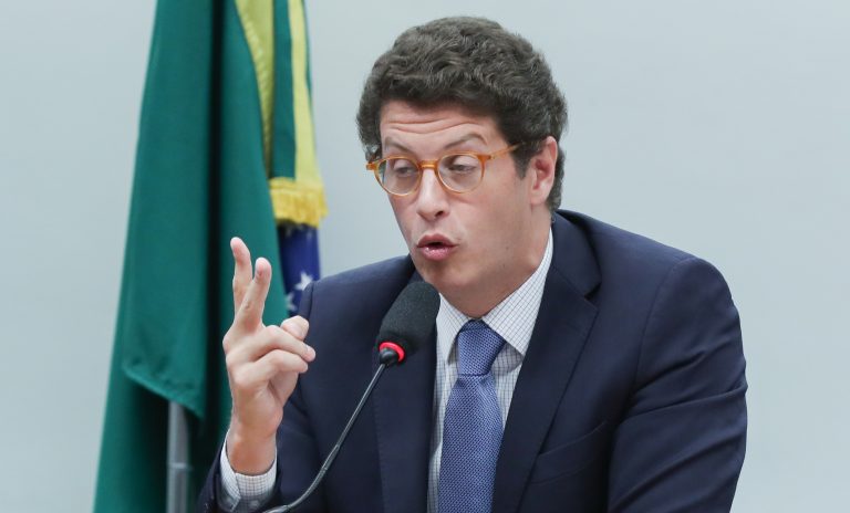 Exportação ilegal de madeira: Polícia Federal faz buscas no Ministério do meio e em endereços do ministro Ricardo Salles